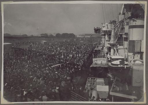 En Écosse. À Glasgow : foule assemblée sur le quai King Georges V, le 28 mai 1939 (vue 1), musiciens "après ba[n]quet chez Lord Maire", le 29 mai 1939 (vue 2). À Ballachulish : vue du loch (vue 3), cérémonie mortuaire sur le pont d'un navire en présence de nombreux militaires et d'un prêtre, le 2 juin 1939 (vues 4-5). À Rosyth (port militaire près d'Édimbourg) : [officiers], le 10 juin 1939 (vue 6), le Georges Leygues passant sous le Forth Bridge (vue 7). Au Havre le 19 juin 1939 (vue 8).